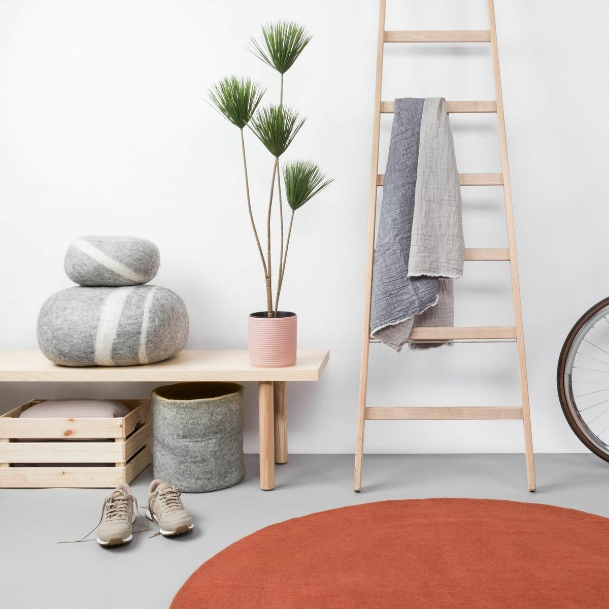 Tapis rond en laine rouge brique 90 cm Lora - myfelt - The Cool Republic
