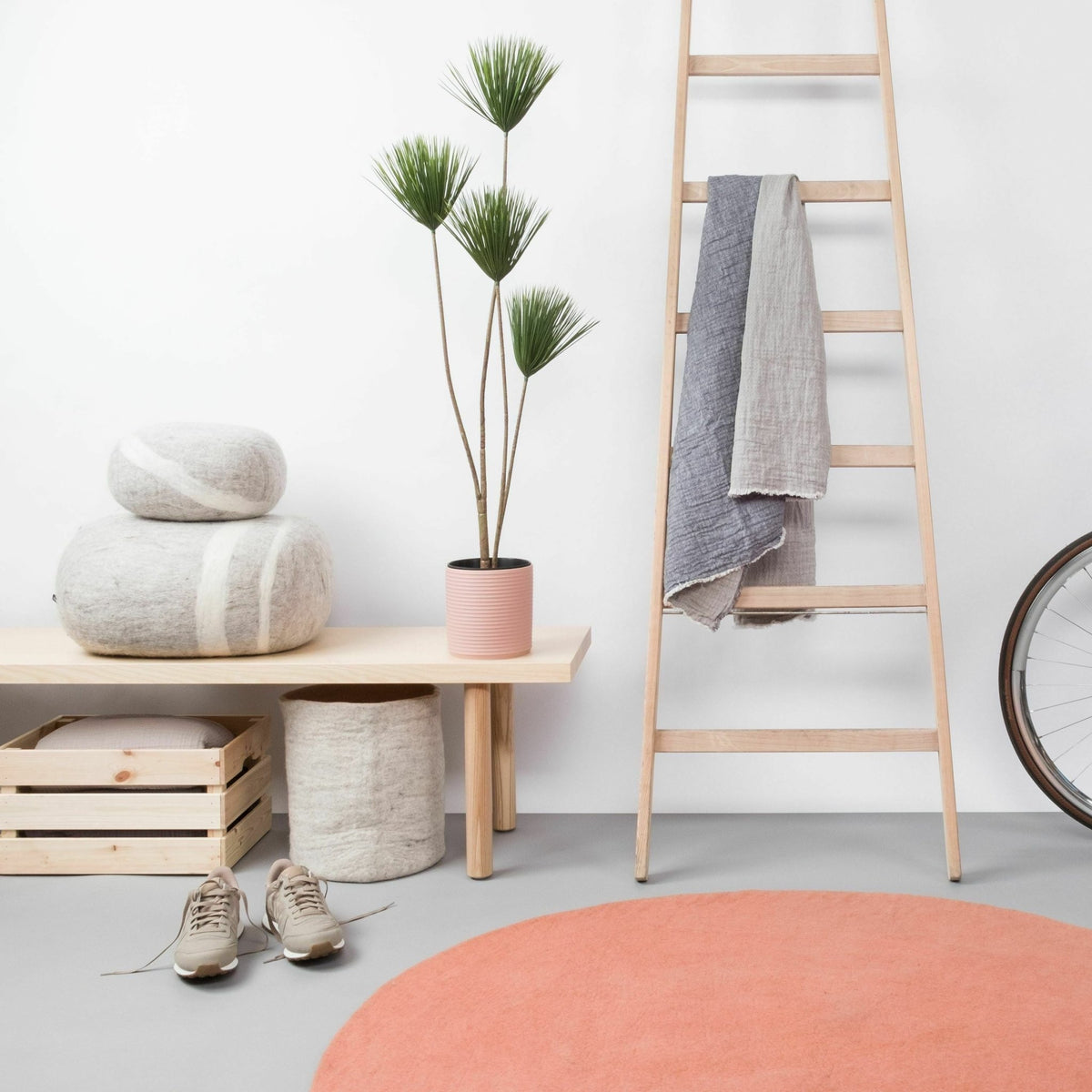 Tapis rond en laine saumon 120 cm Lea - myfelt - The Cool Republic