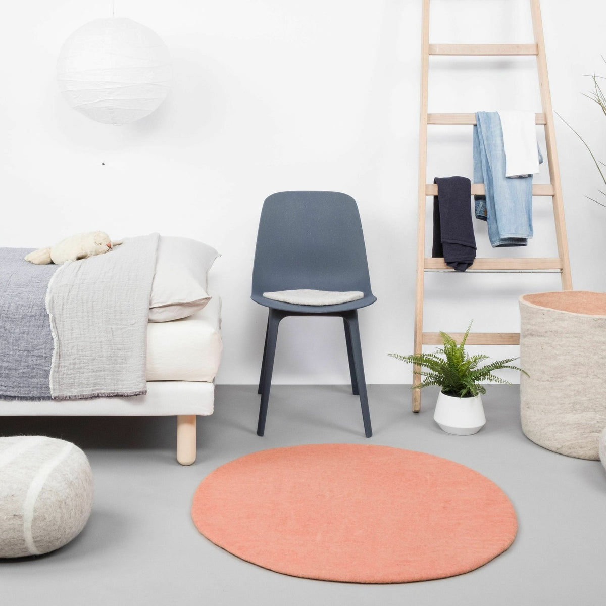 Tapis rond en laine saumon 90 cm Lea - myfelt - The Cool Republic
