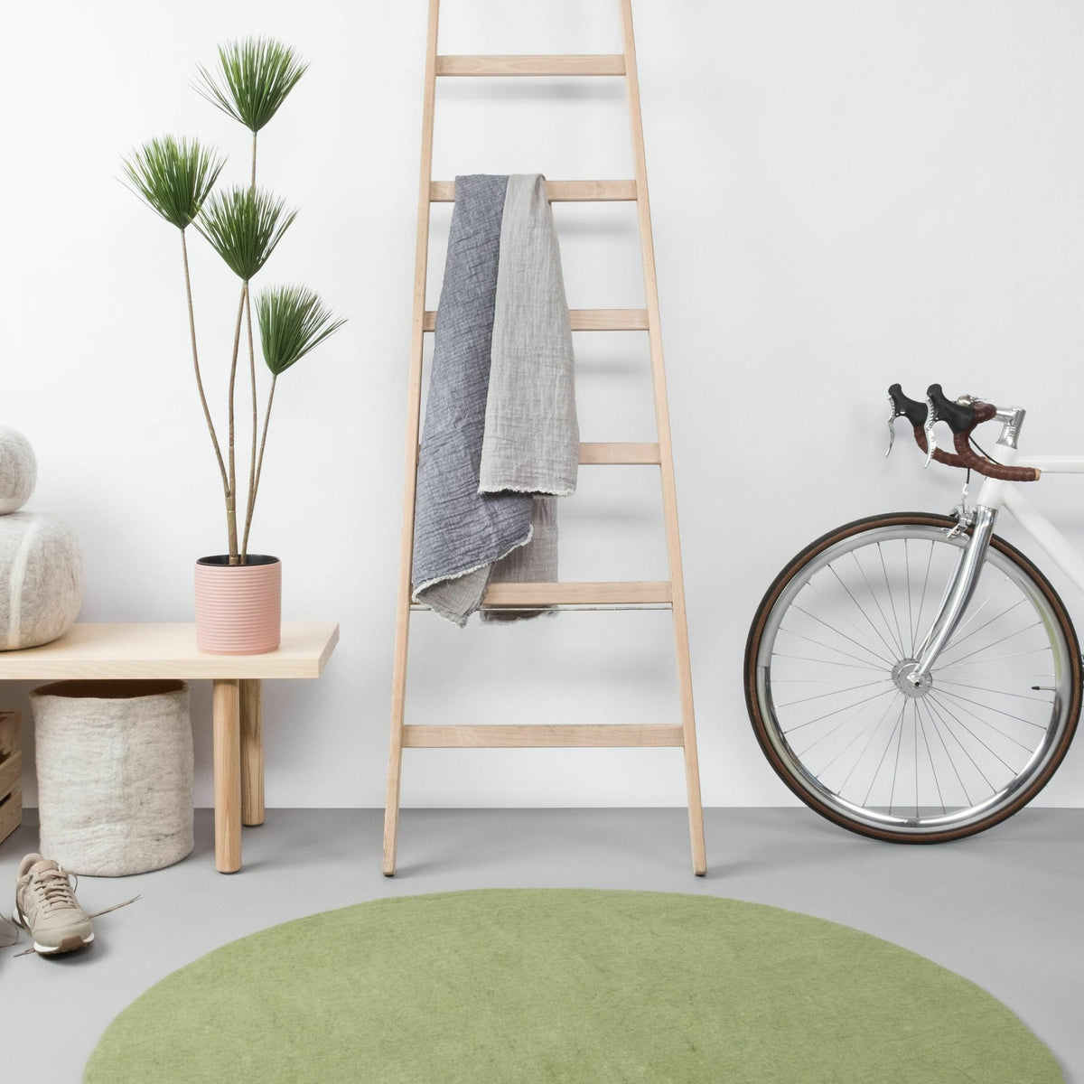 Tapis rond en laine vert 120 cm Kaspar - myfelt - The Cool Republic