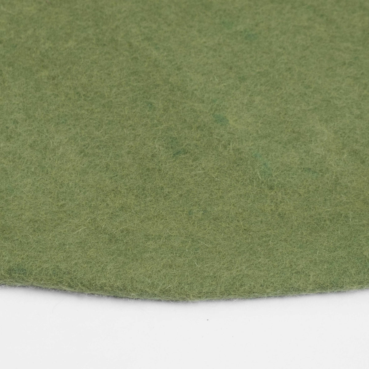 Tapis rond en laine vert 140 cm Kaspar - myfelt - The Cool Republic