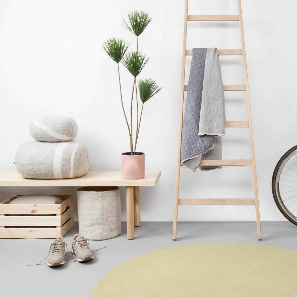 Tapis rond en laine vert clair 160 cm Pitt - myfelt - The Cool Republic