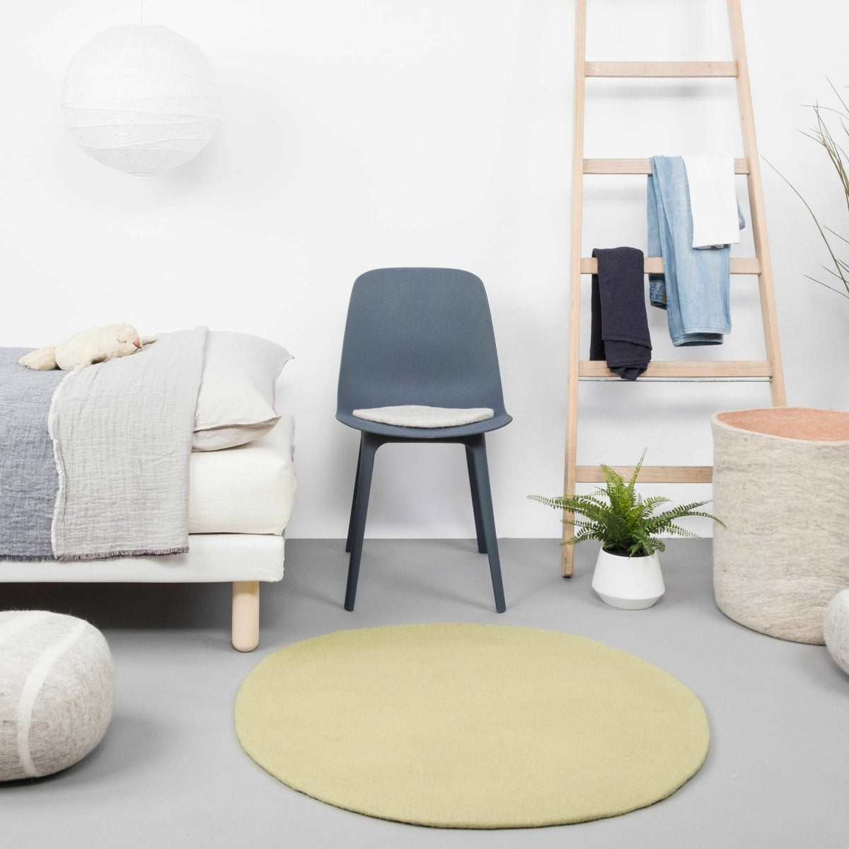 Tapis rond en laine vert clair 70 cm Pitt - myfelt - The Cool Republic