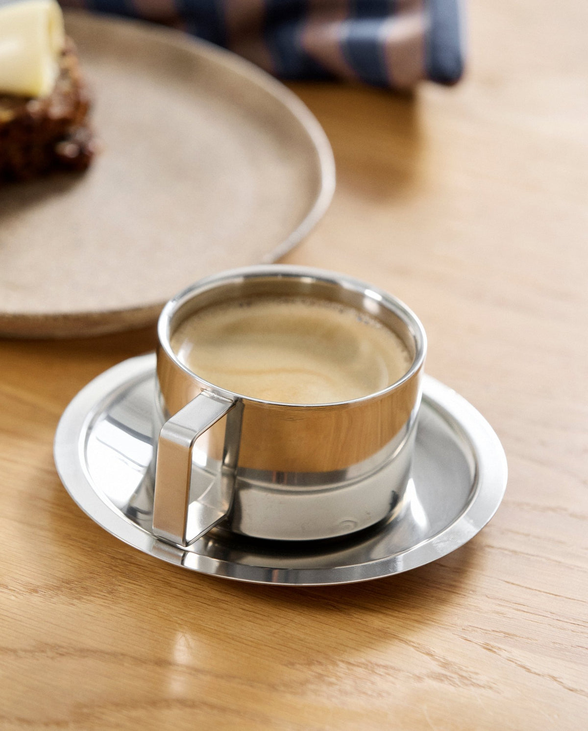 Tasse à café avec soucoupe en acier chromé 200ml Citrea - Nordal - The Cool Republic