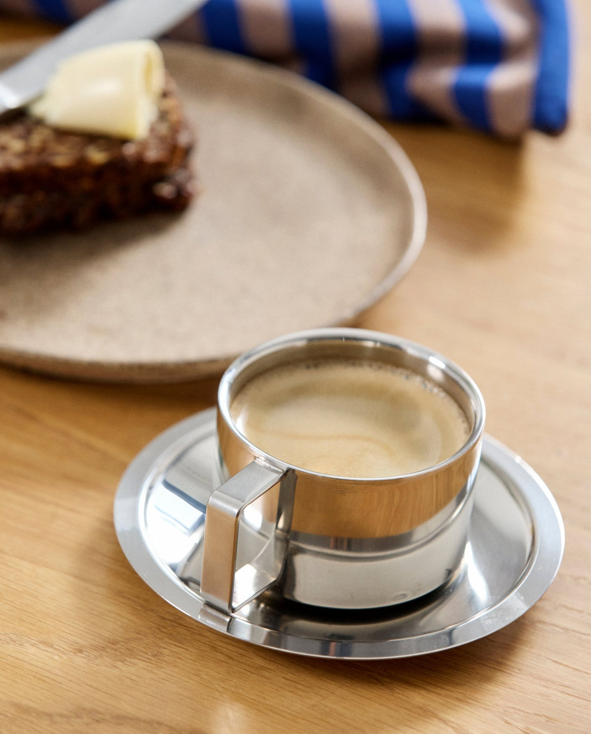 Tasse à café avec soucoupe en acier chromé 200ml Citrea - Nordal - The Cool Republic