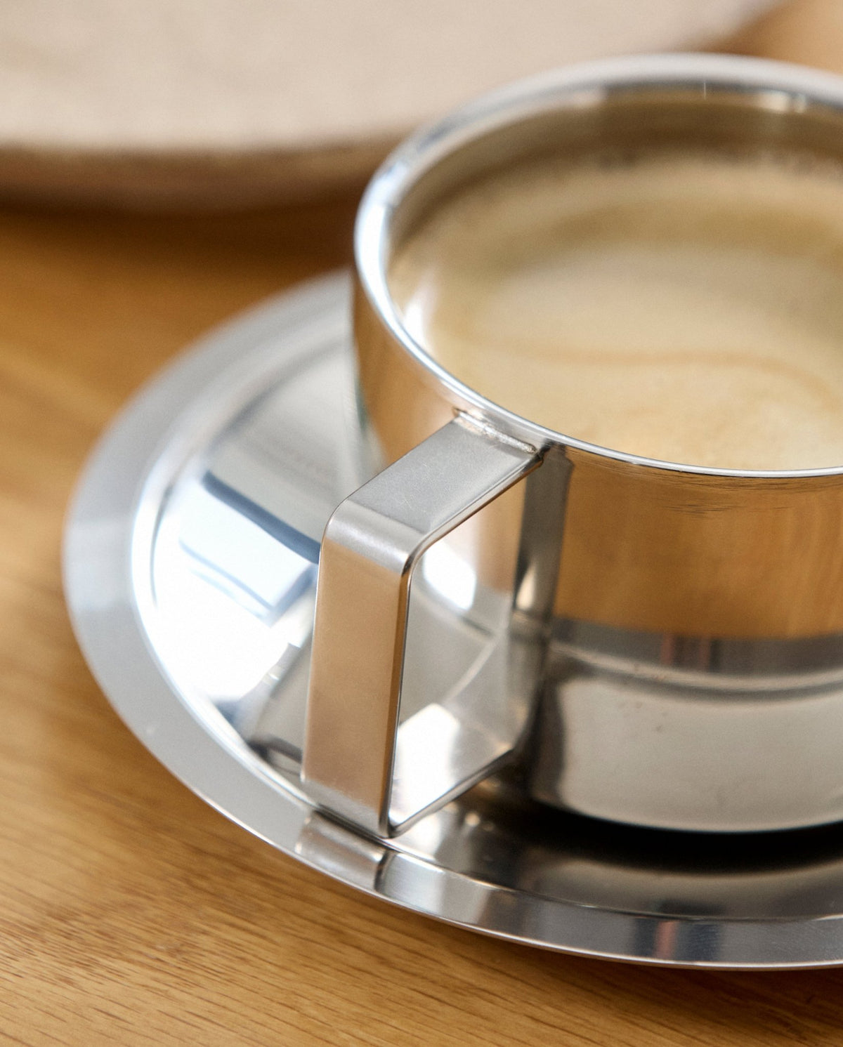 Tasse à café avec soucoupe en acier chromé 200ml Citrea - Nordal - The Cool Republic
