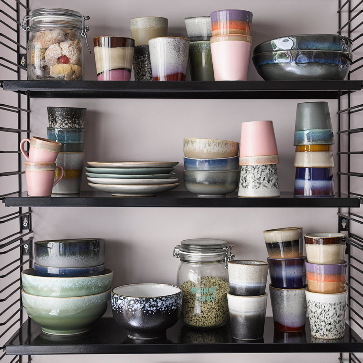 Black und weiß ceramic becher 70er Jahre