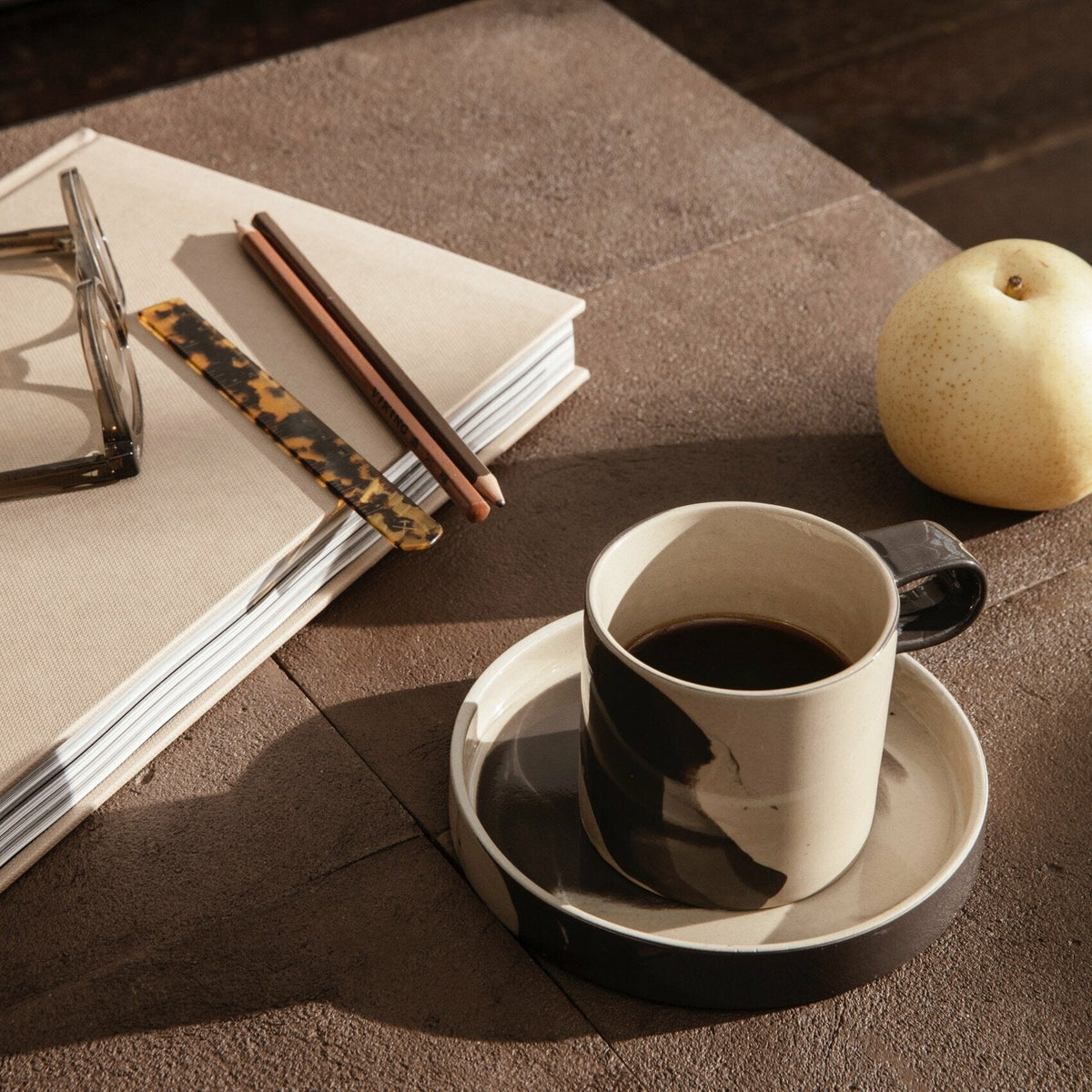 Tasse et soucoupe noir et sable Inlay - Ferm Living - The Cool Republic