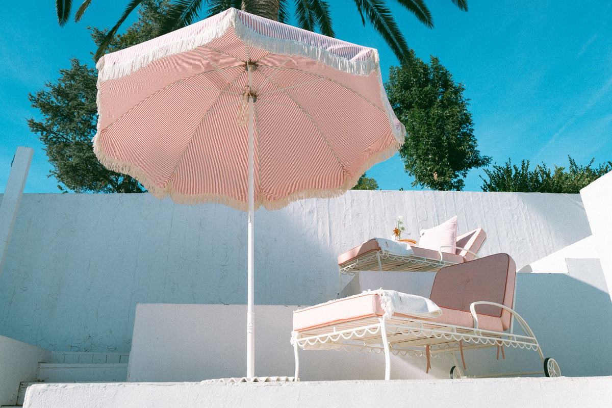 Transat de jardin en métal blanc antique et coussin en tissu rose Rivie Pink The Al Fresco - Business & Pleasure - The Cool Republic