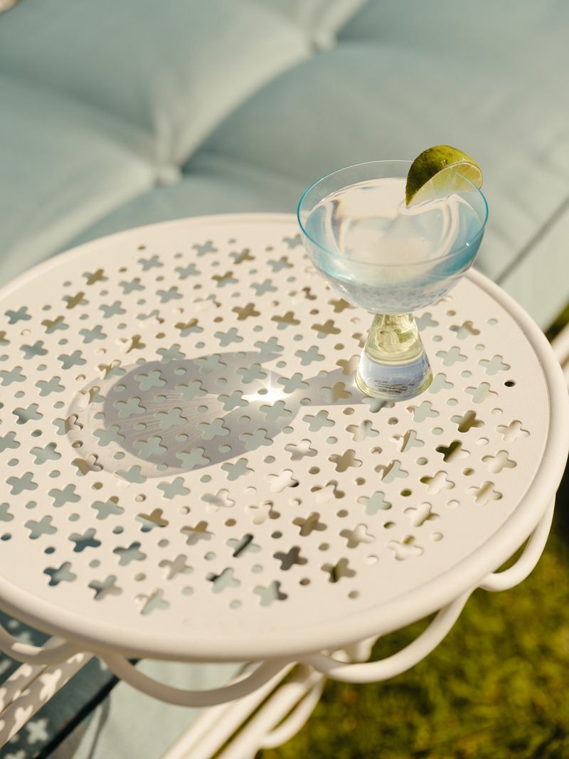 Transat de jardin en métal blanc antique et coussin en tissu vert Rivie Green The Al Fresco - Business & Pleasure - The Cool Republic