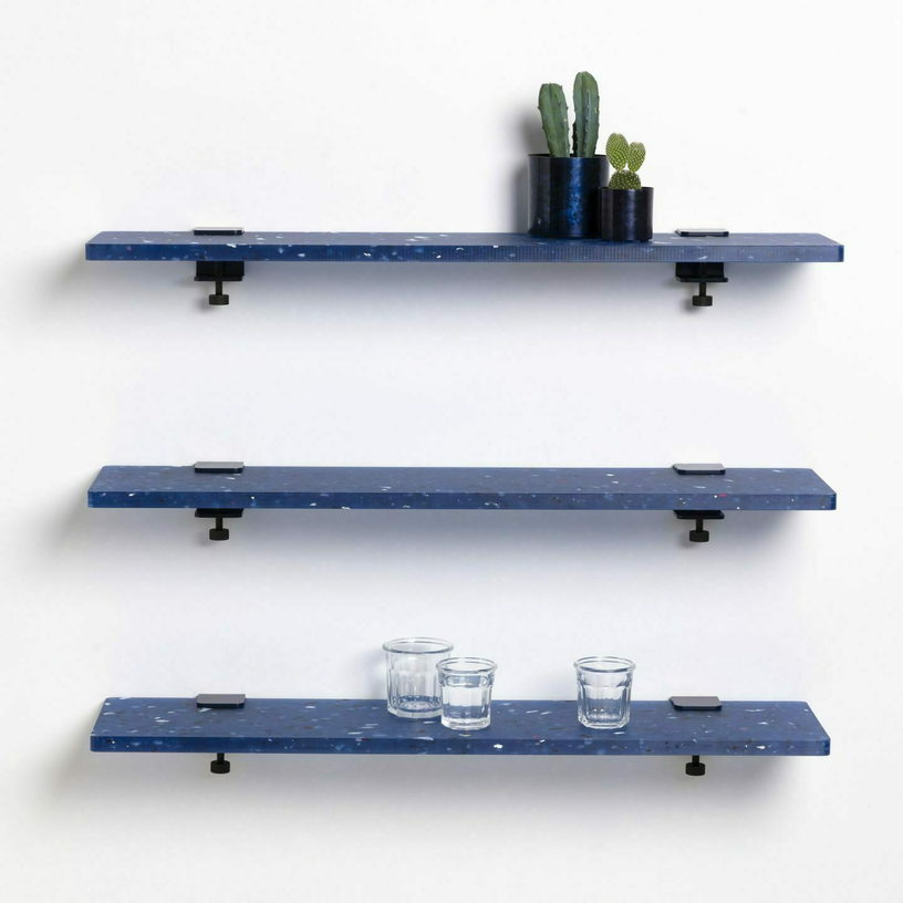 Trio étagères en plastique bleu recyclé 90 cm + 6 accroches acier patiné - Tiptoe - The Cool Republic