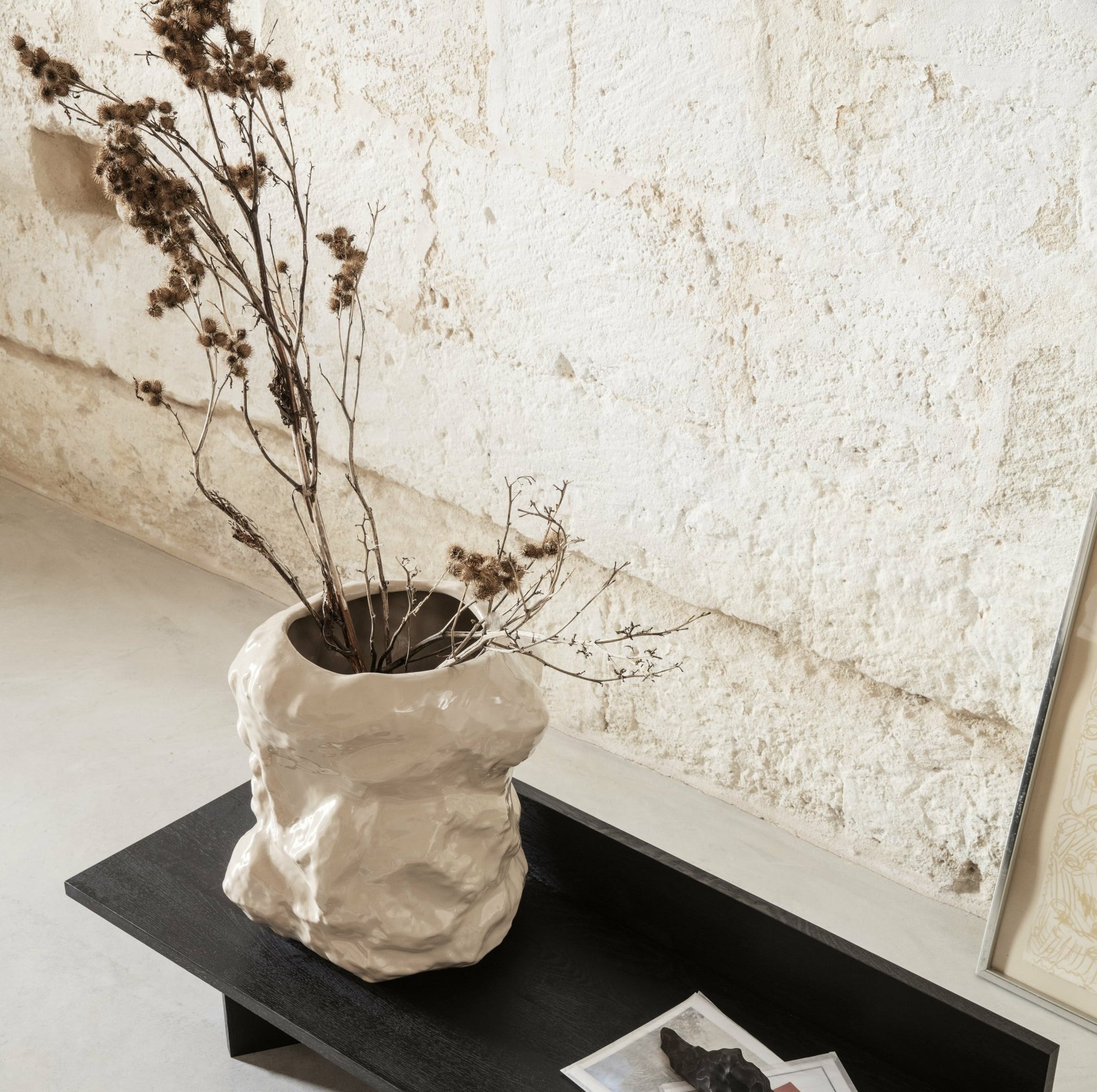 Vase beige en grès Tuck - Ferm Living - The Cool Republic
