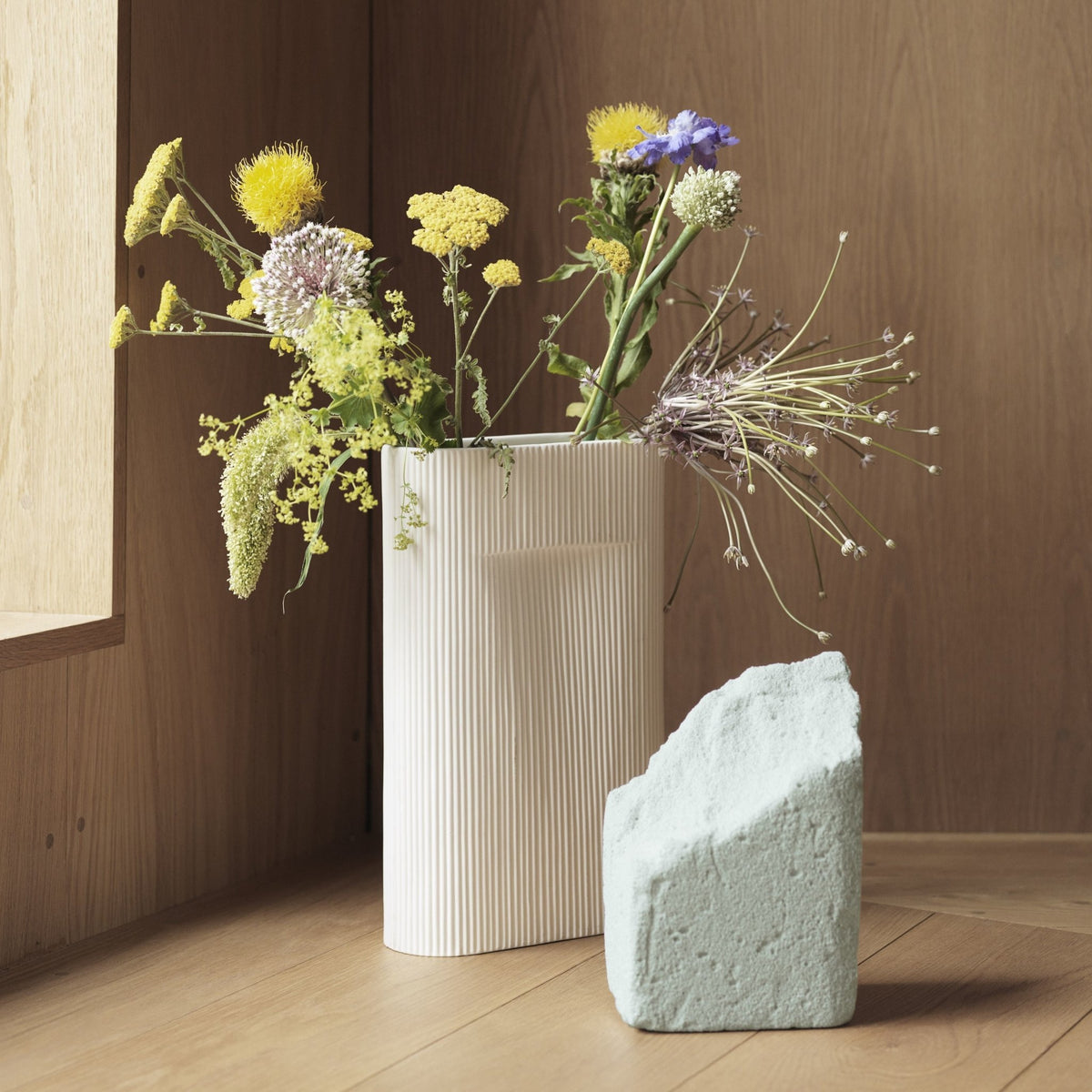 Vase blanc 35 cm Ridge - Muuto - The Cool Republic