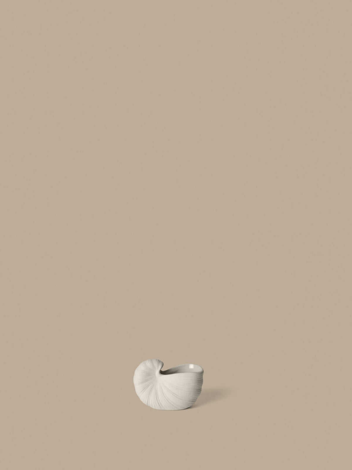 Vase coquillage en grès blanc mate 11 x 5,5 x 7,7 cm Shell - Ferm Living - The Cool Republic