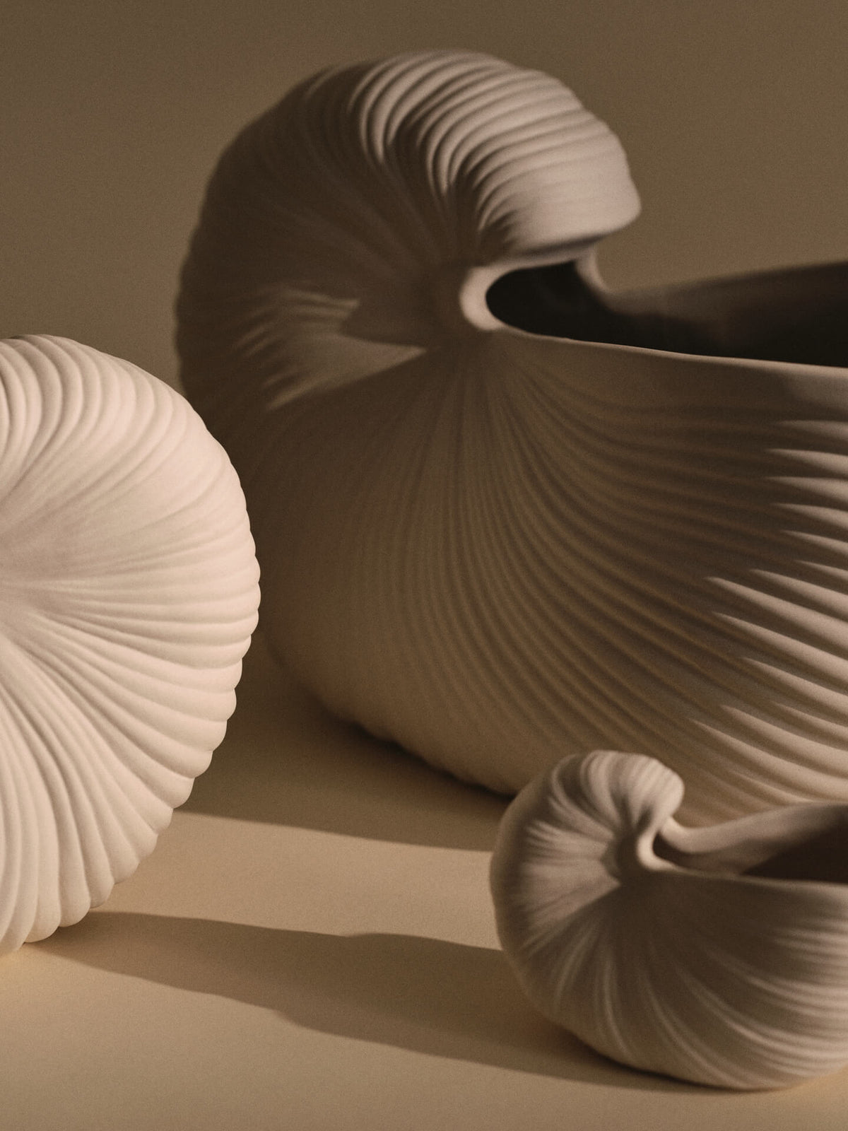 Vase coquillage en grès blanc mate 11 x 5,5 x 7,7 cm Shell - Ferm Living - The Cool Republic