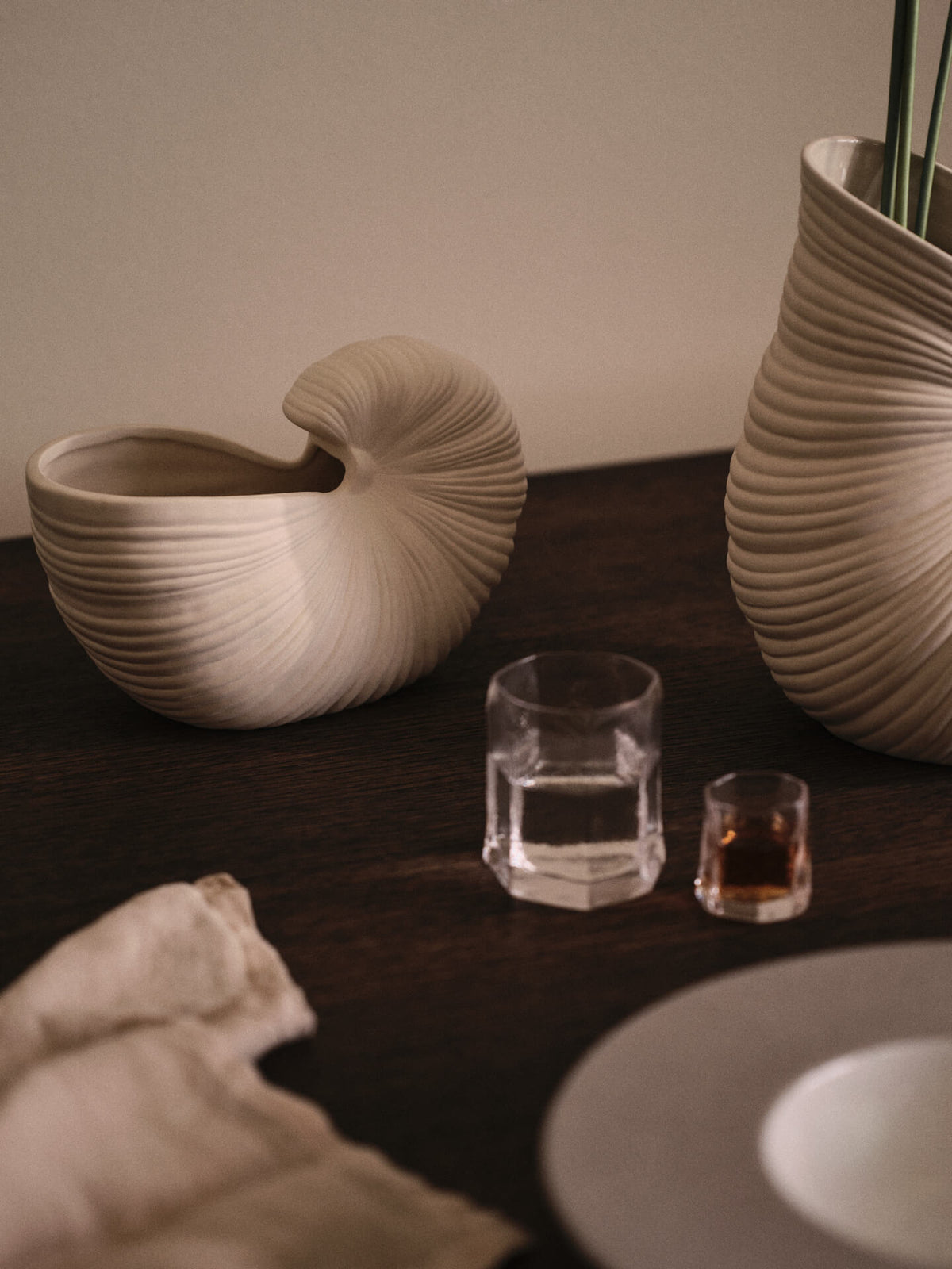 Vase coquillage en grès blanc mate 23 x 11,5 x 16 cm Shell - Ferm Living - The Cool Republic