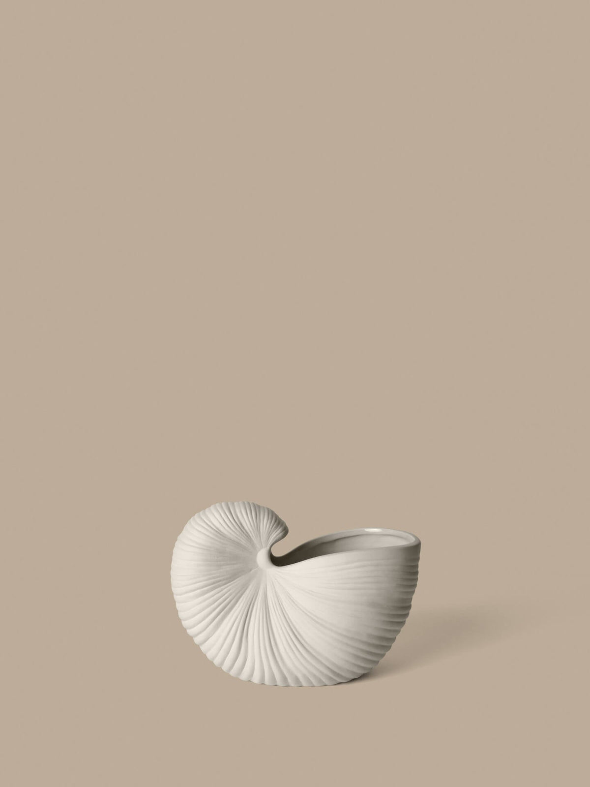 Vase coquillage en grès blanc mate 23 x 11,5 x 16 cm Shell - Ferm Living - The Cool Republic