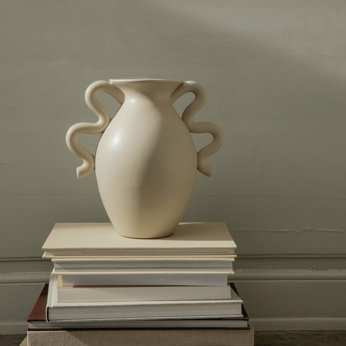 Vase de table en grès crème 27,5 x 27 x 18 cm Verso - Ferm Living - The Cool Republic