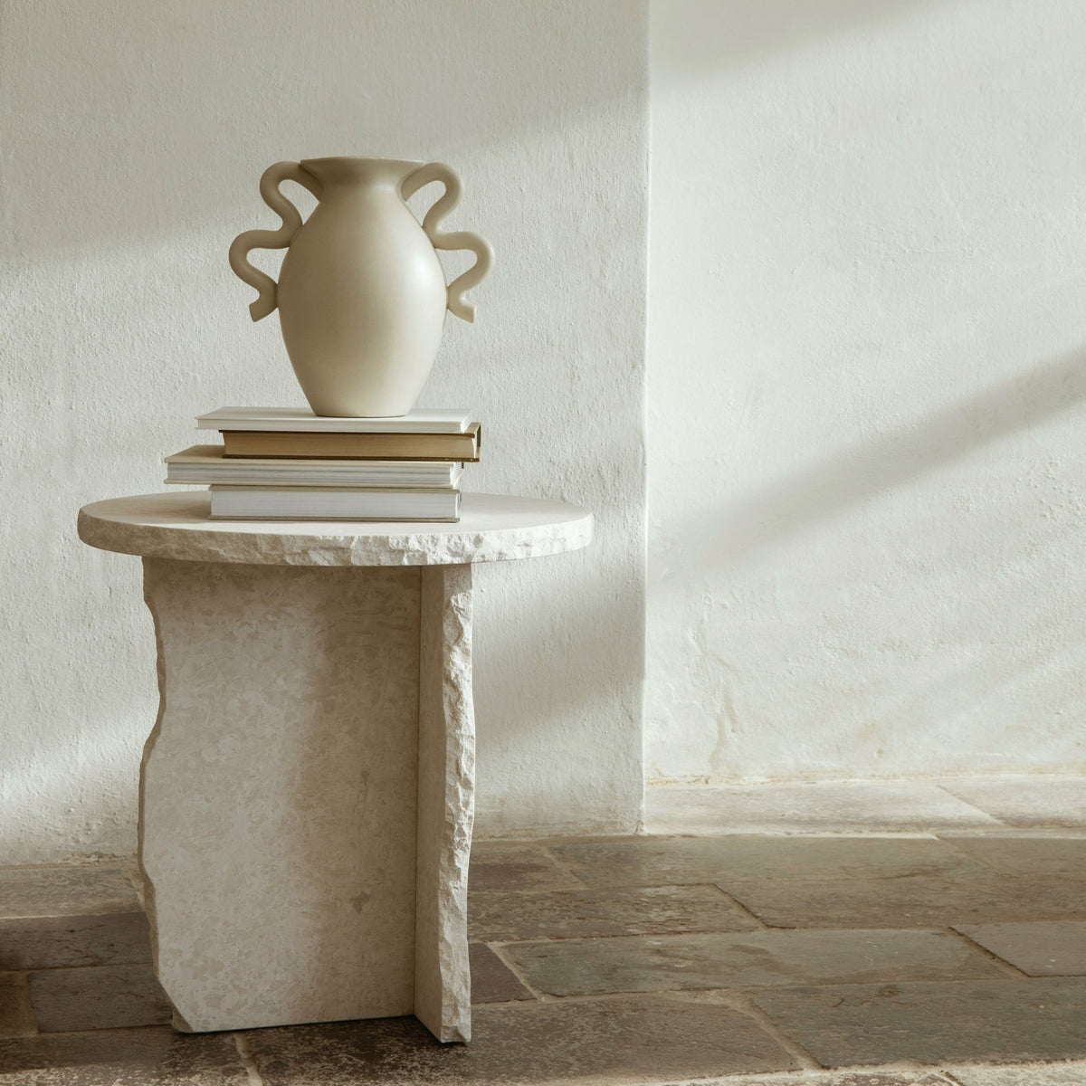 Vase de table en grès crème 27,5 x 27 x 18 cm Verso - Ferm Living - The Cool Republic