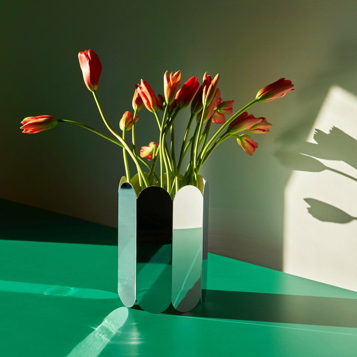 Vase en acier miroir Arcs - Hay - The Cool Republic