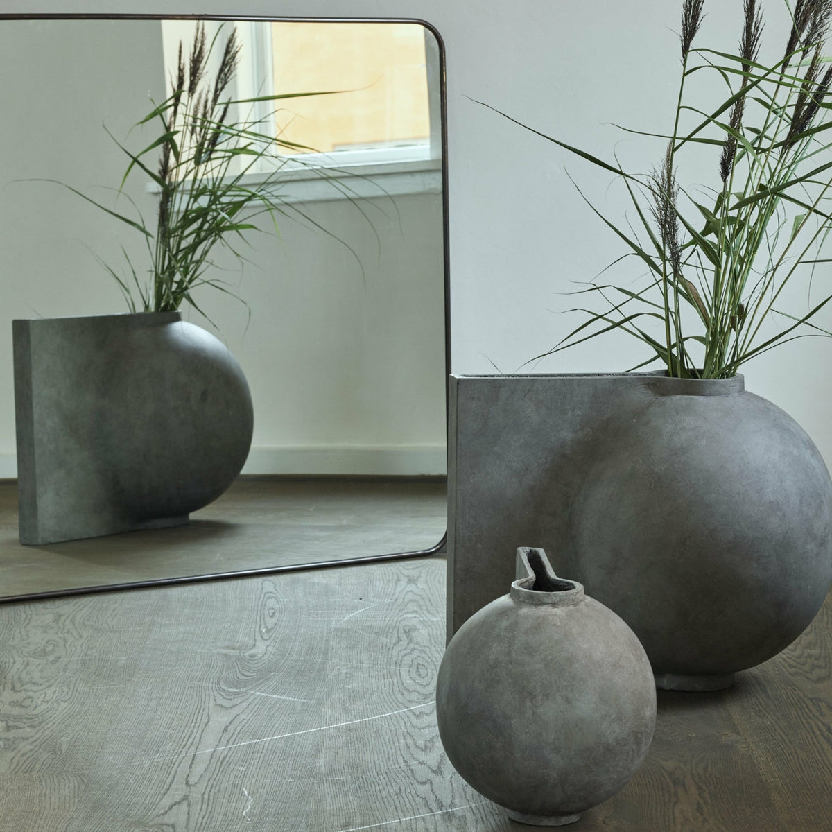 Vase en béton 48 cm Offset - 101 Copenhagen - The Cool Republic