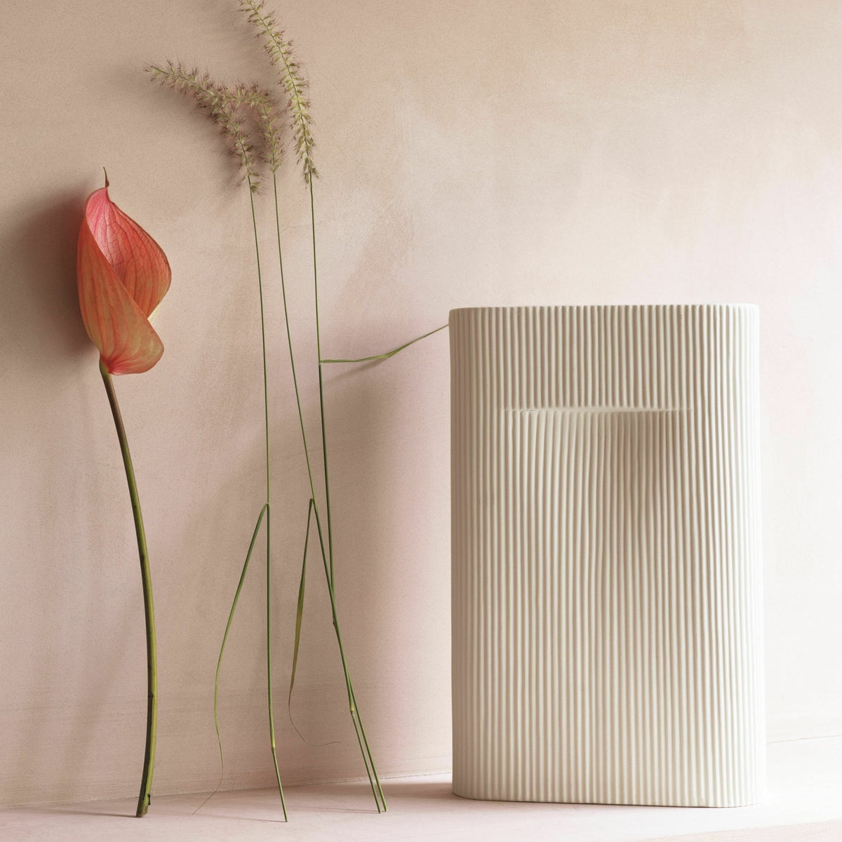 Vase en faïence beige 48 cm Ridge - Muuto - The Cool Republic