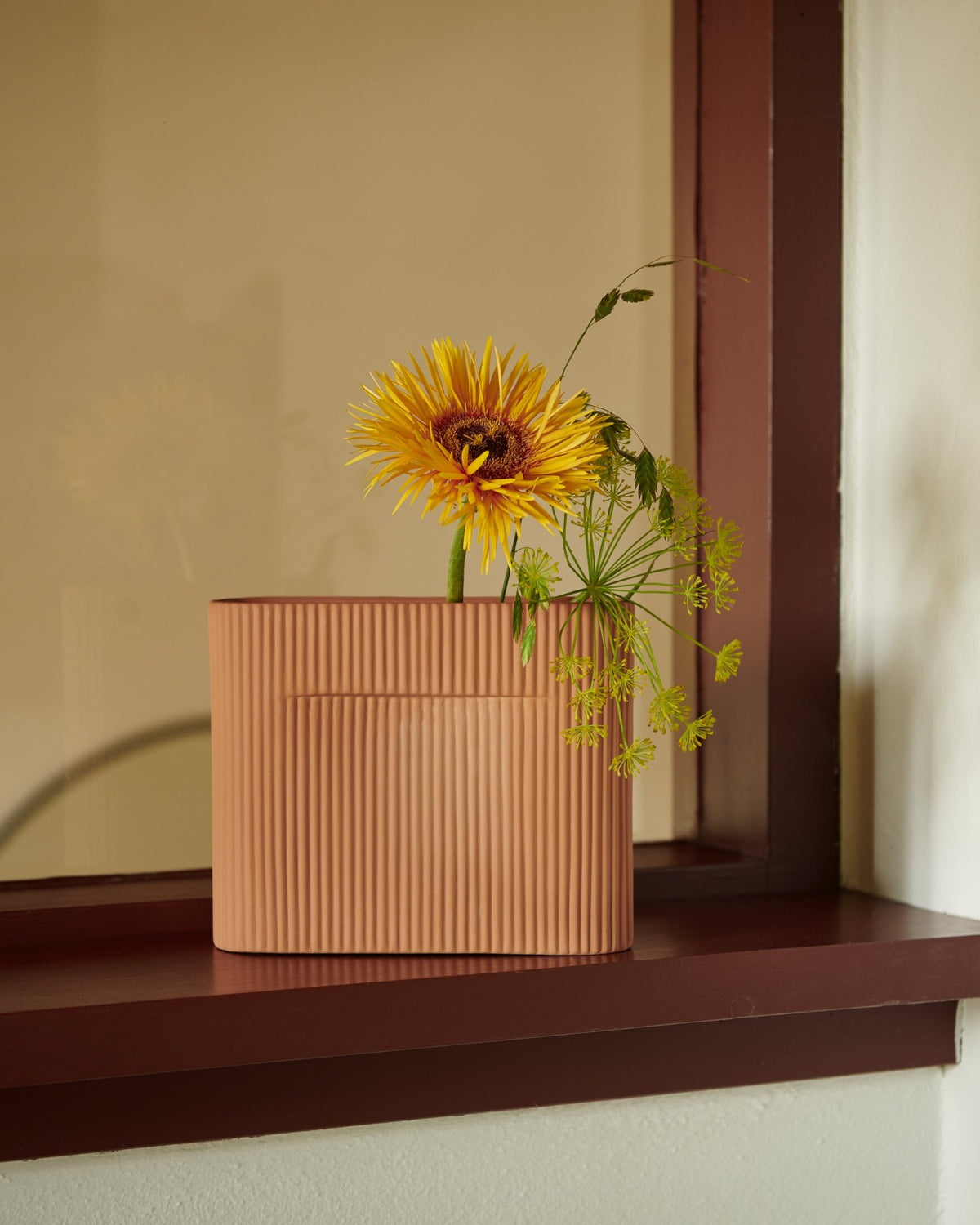 Vase en faïence terracotta 16,5 cm Ridge - Muuto - The Cool Republic