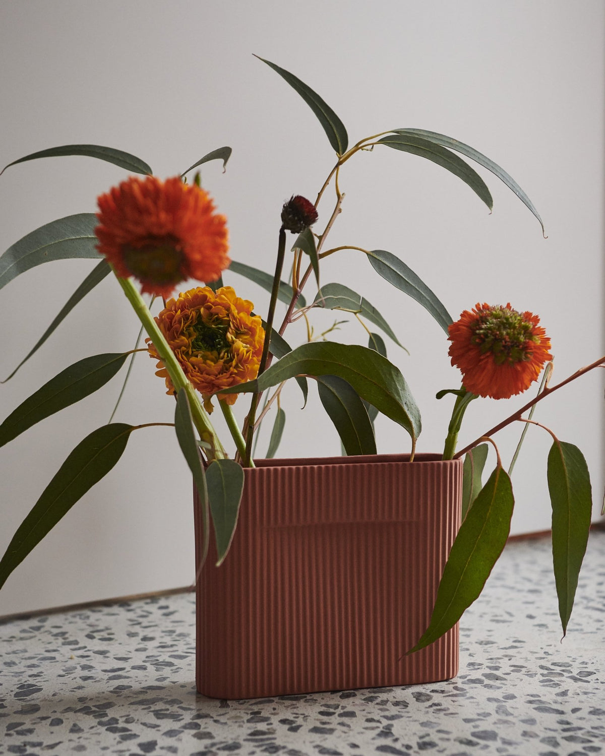 Vase en faïence terracotta 16,5 cm Ridge - Muuto - The Cool Republic