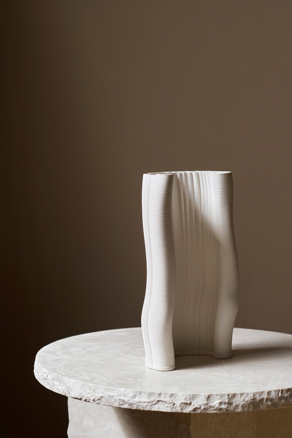 Vase en grès blanc 16 x 13,5 x 20 cm Moire - Ferm living - The Cool Republic