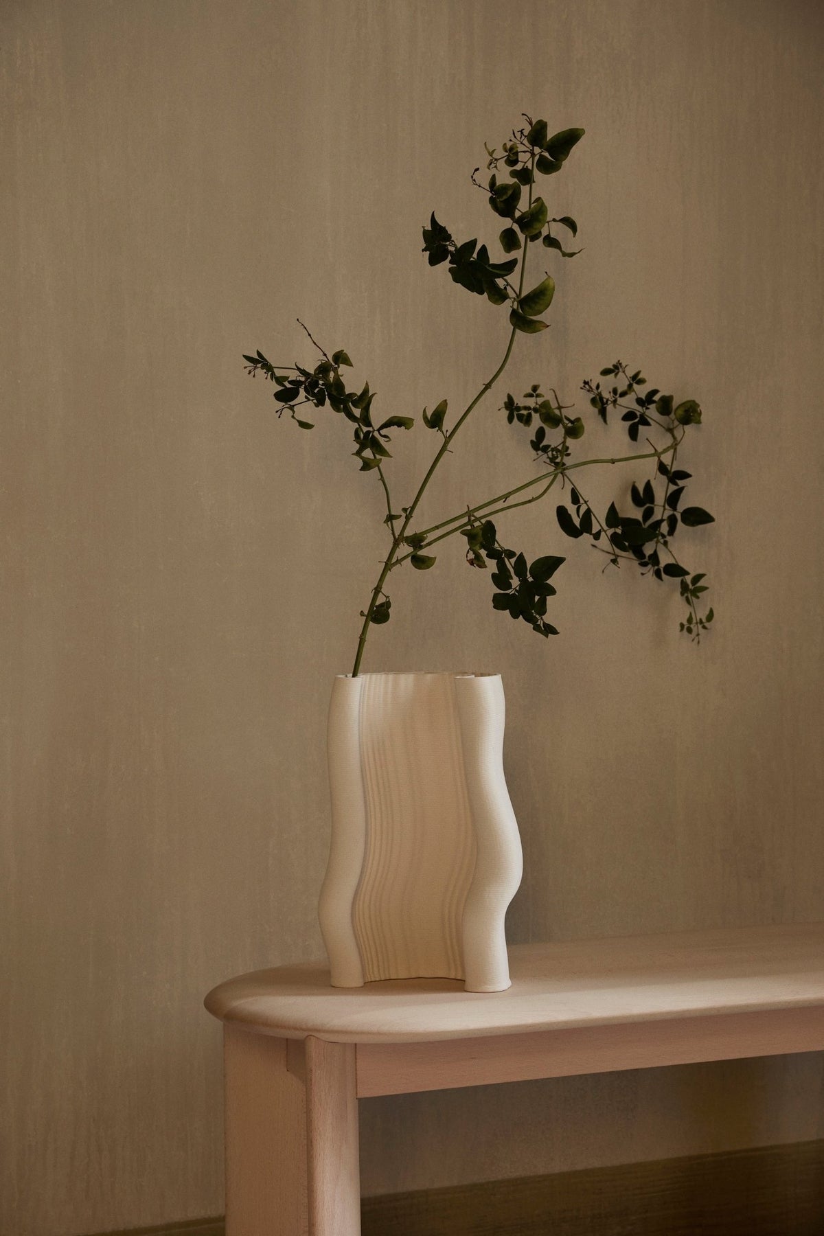 Vase en grès blanc 16 x 13,5 x 20 cm Moire - Ferm living - The Cool Republic