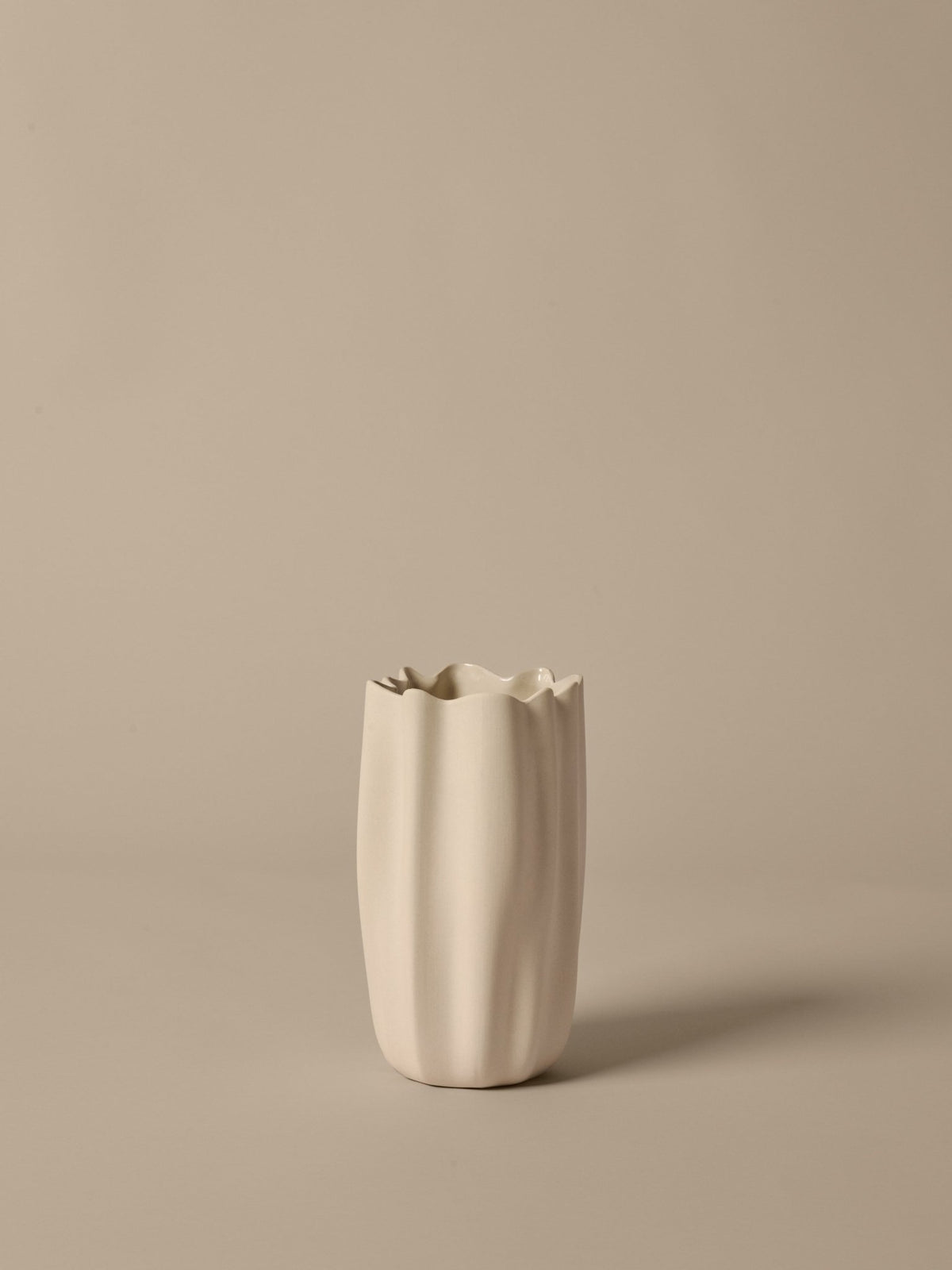 Vase en grès blanc cassé 13 x 14 x 23 cm Nium - Ferm Living - The Cool Republic
