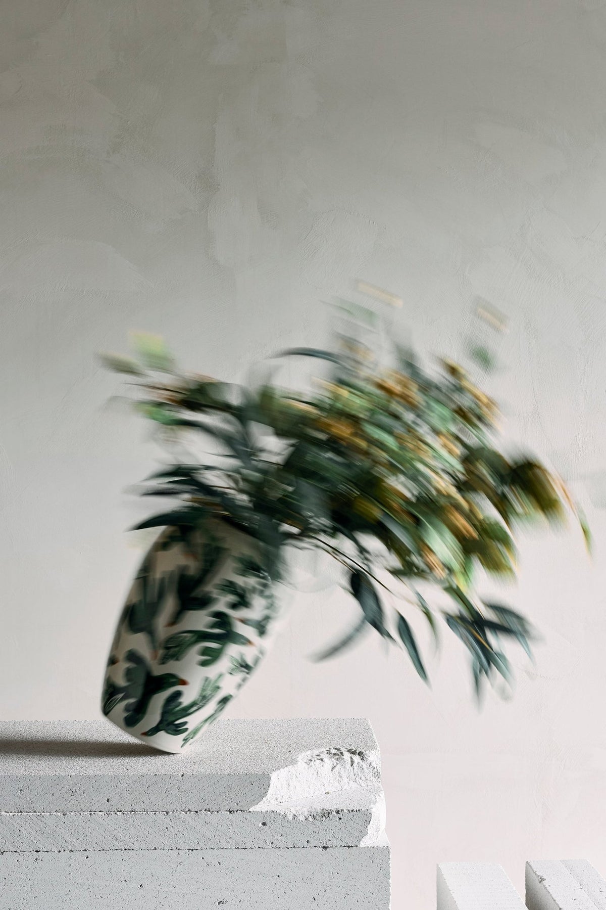 Vase en grès blanc cassé à motifs verts Birdliva - Bloomingville - The Cool Republic