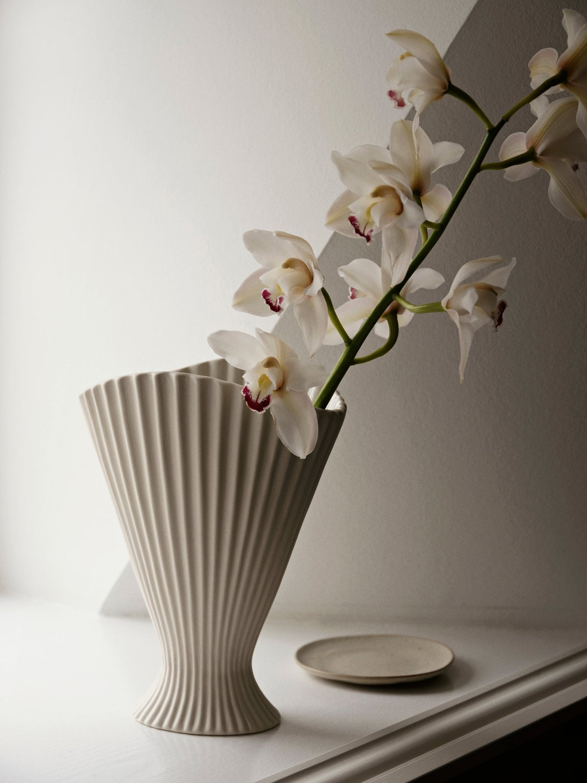 Vase en grès blanc cassé Fountain - Ferm living - The Cool Republic
