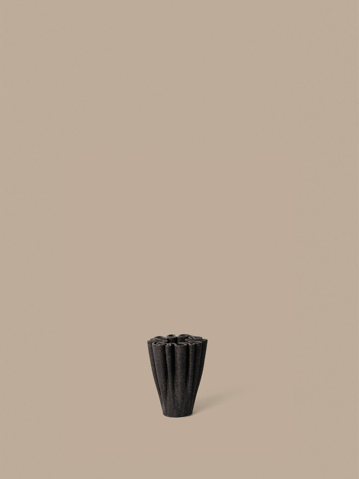 Vase en grès marron foncé 8 x 11 cm Dedali - Ferm Living - The Cool Republic