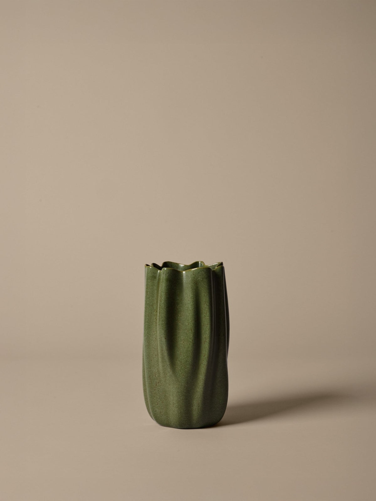 Vase en grès vert sauge 13 x 14 x 23 cm Nium - Ferm Living - The Cool Republic