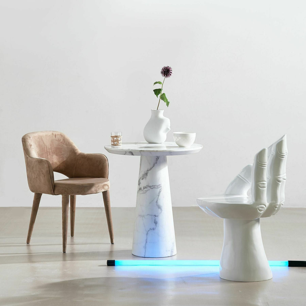 Vase en porcelaine blanc tête à l'envers - Pols Potten - The Cool Republic