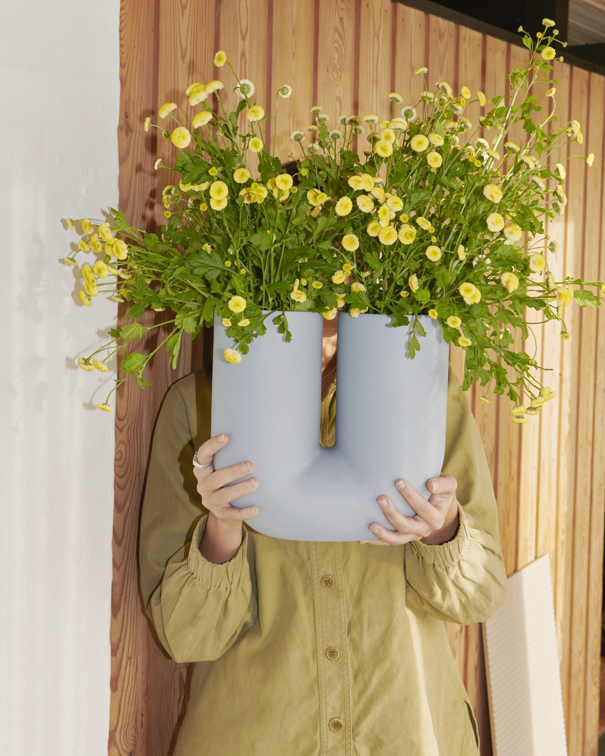 Vase en porcelaine bleu Kink - Muuto - The Cool Republic