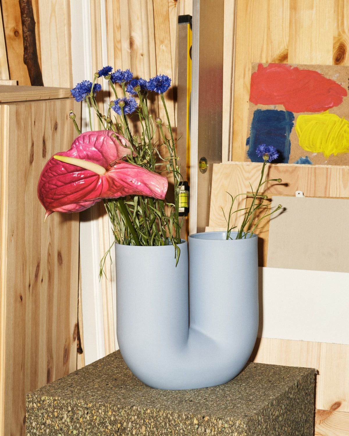 Vase en porcelaine bleu Kink - Muuto - The Cool Republic