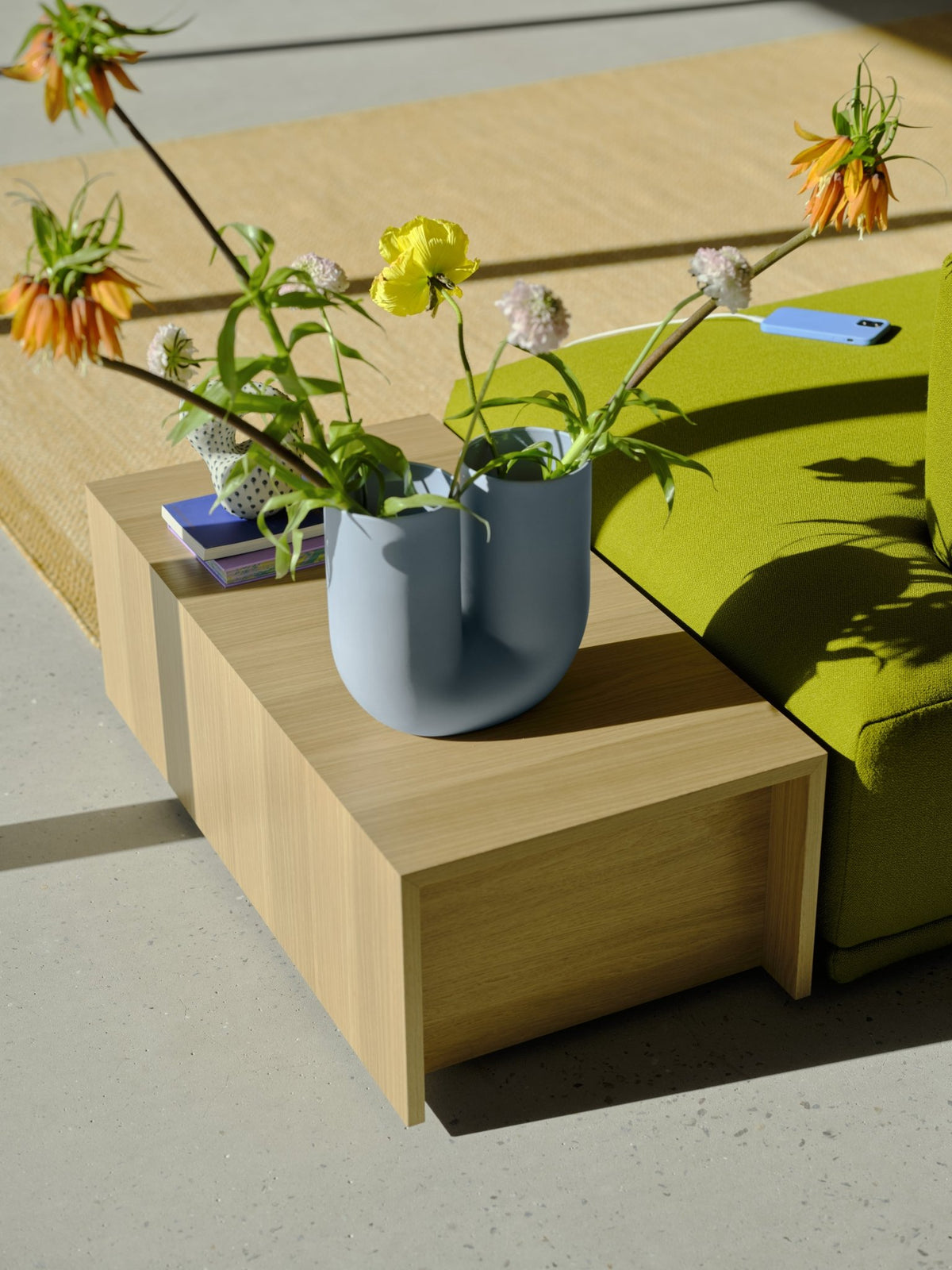Vase en porcelaine bleu Kink - Muuto - The Cool Republic