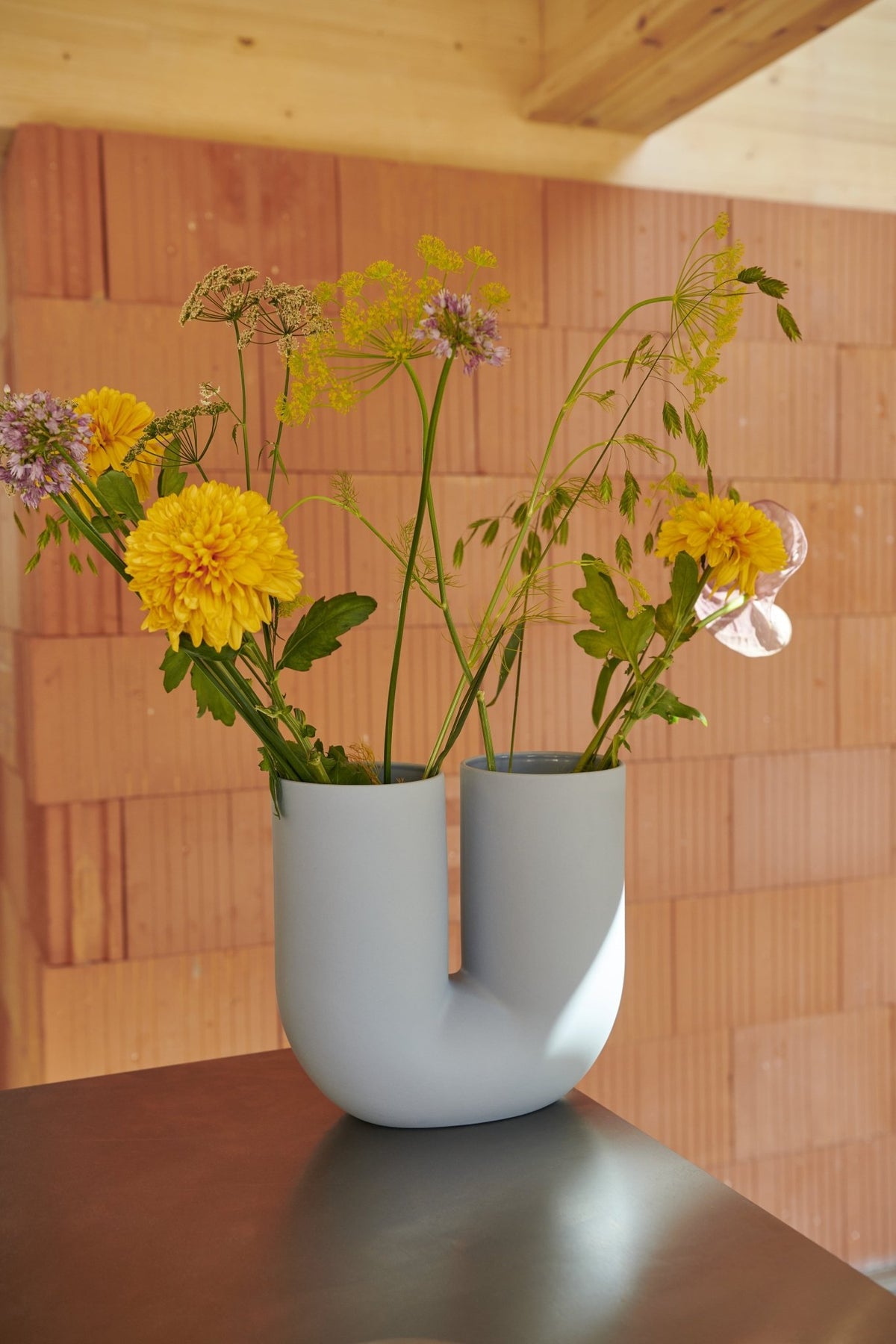 Vase en porcelaine bleu Kink - Muuto - The Cool Republic