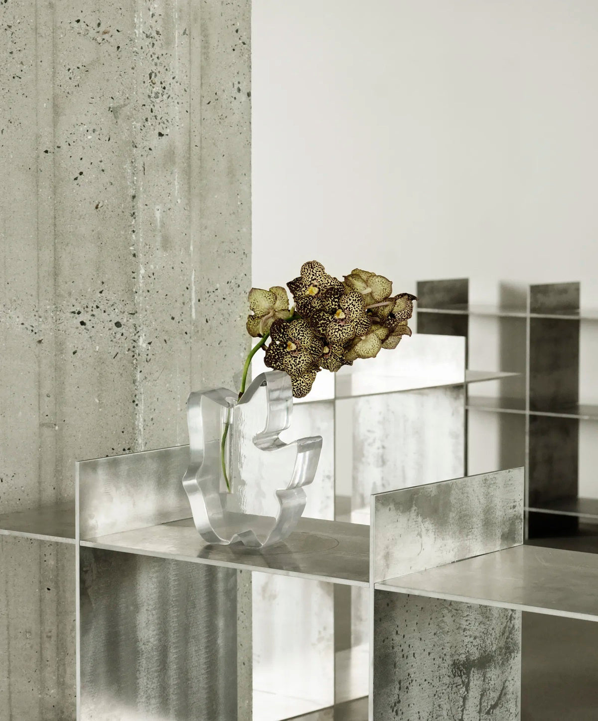 Vase en résine transparente 22x8x28cm Draw - Normann Copenhagen - The Cool Republic