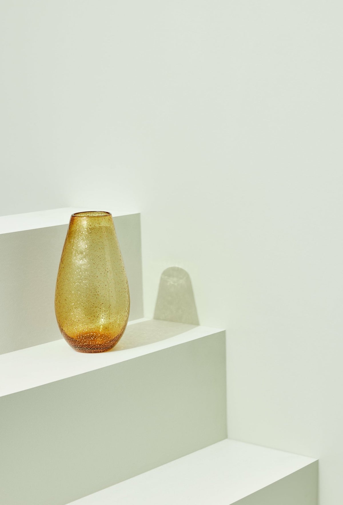 Vase en verre ambre Glow - Hübsch - The Cool Republic