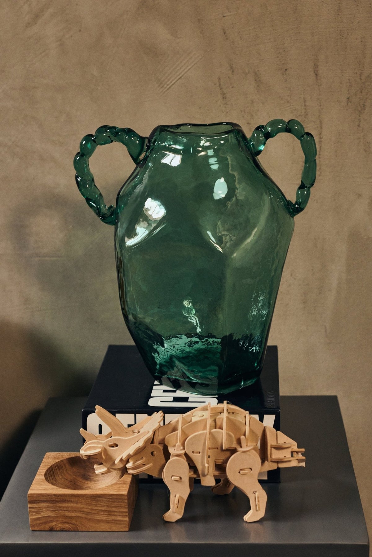 Vase en verre cristal vert Gemstone amfora - HKLIVING - The Cool Republic