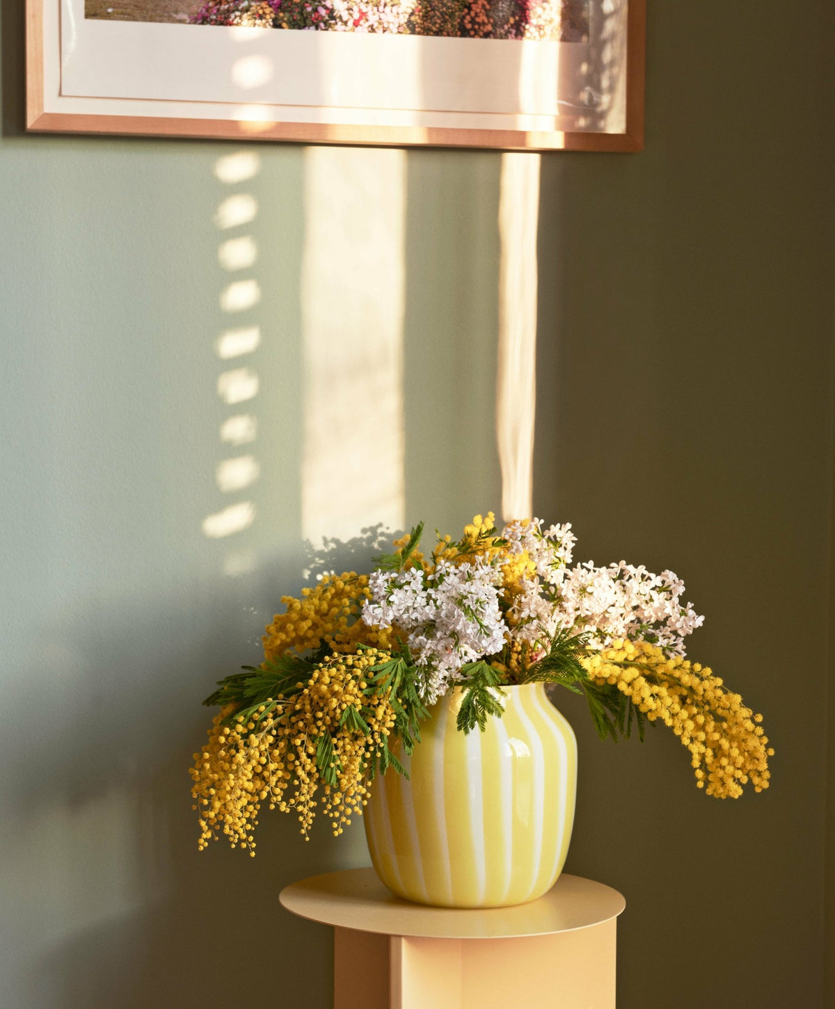 Vase en verre large jaune 22 cm Juice - HAY - The Cool Republic