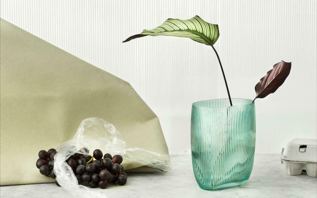 Vase en verre soufflé bleu 18 cm Tide bleu - Normann Copenhagen - The Cool Republic