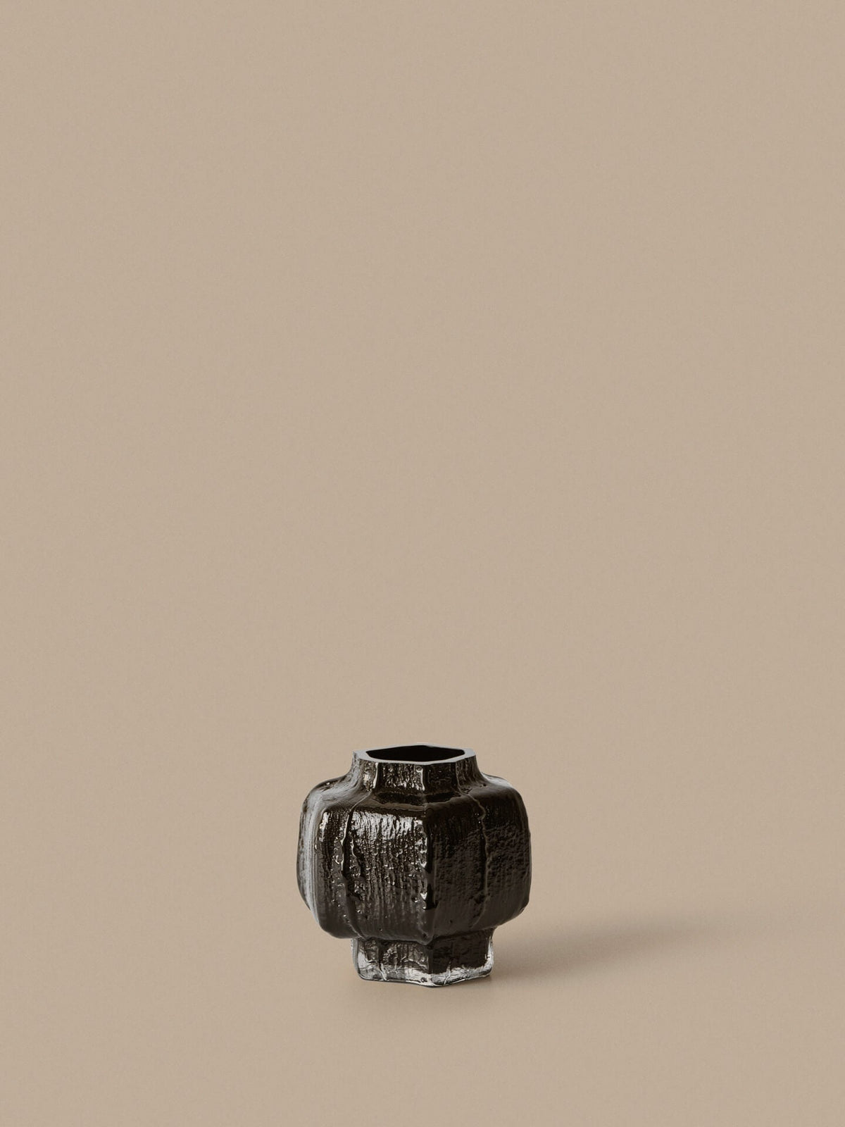 Vase en verre soufflé recyclé noir 15 cm Mokuri - Ferm Living - The Cool Republic