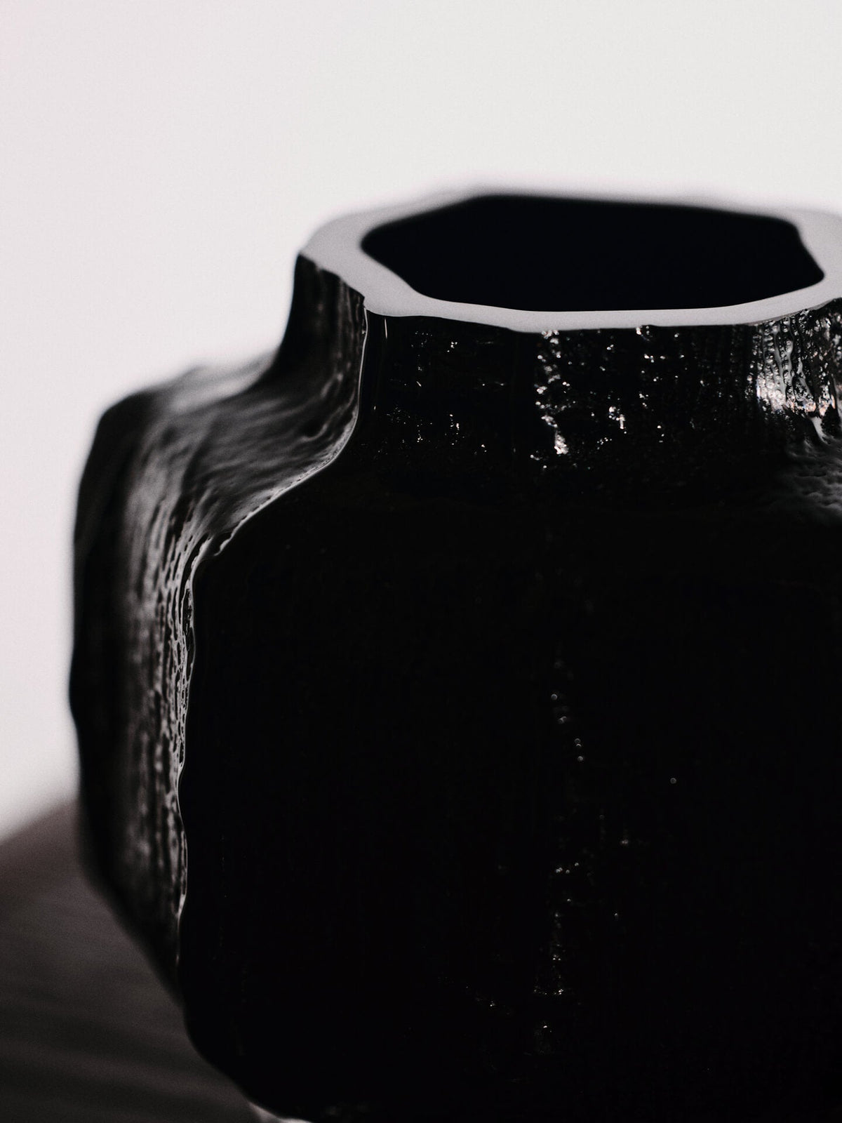 Vase en verre soufflé recyclé noir 15 cm Mokuri - Ferm Living - The Cool Republic