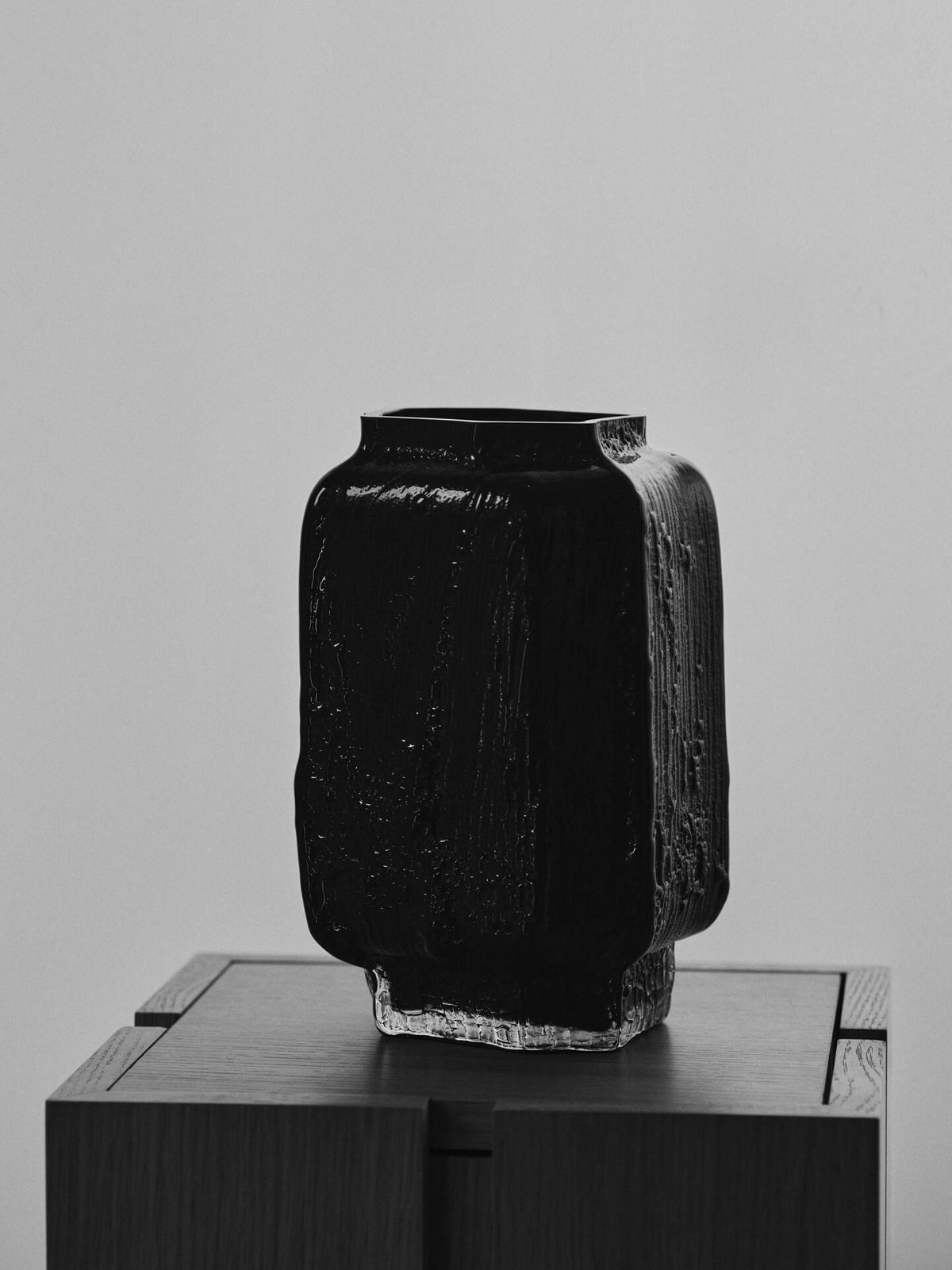 Vase en verre soufflé recyclé noir 25 cm Mokuri - Ferm Living - The Cool Republic