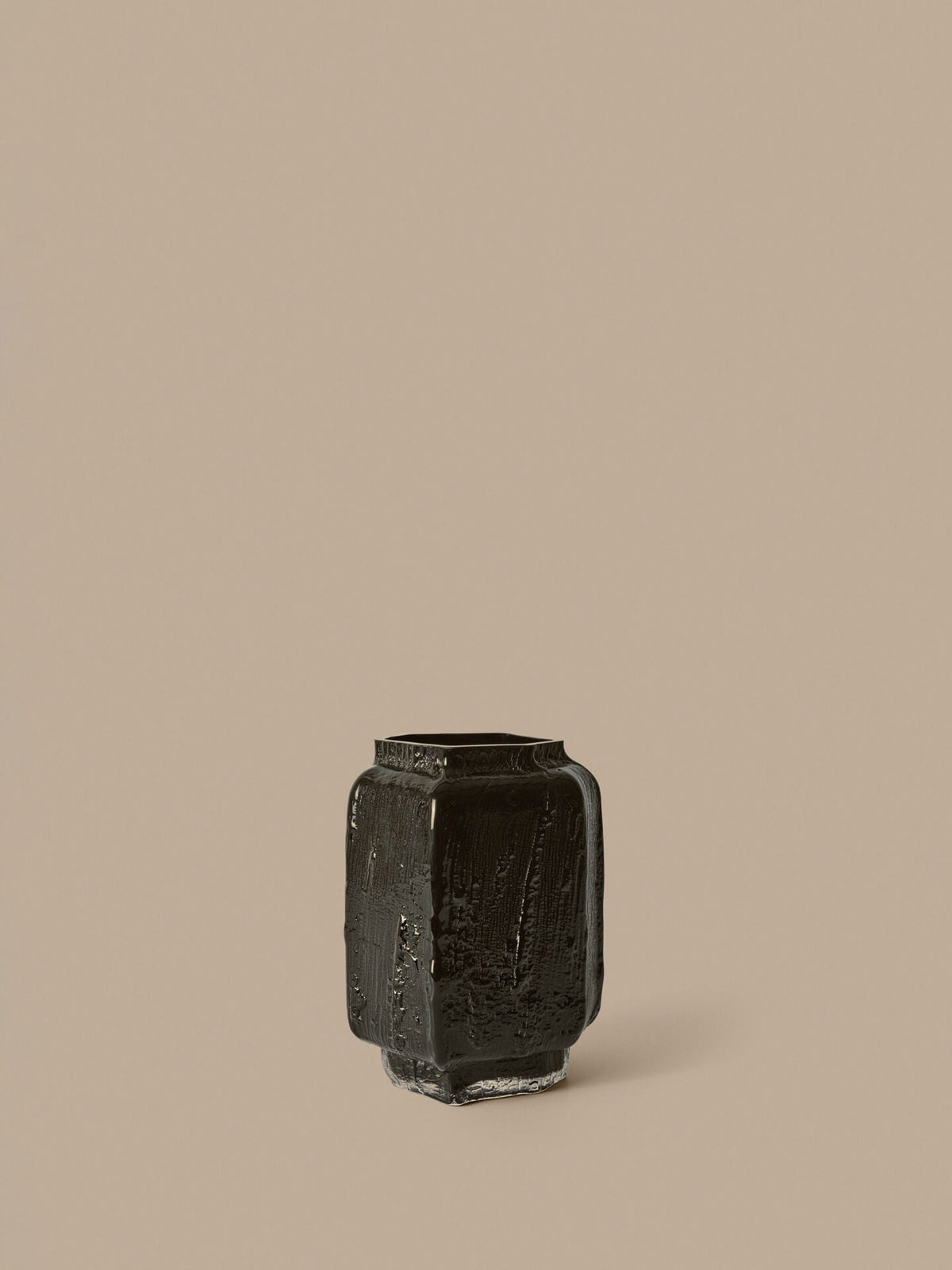 Vase en verre soufflé recyclé noir 25 cm Mokuri - Ferm Living - The Cool Republic