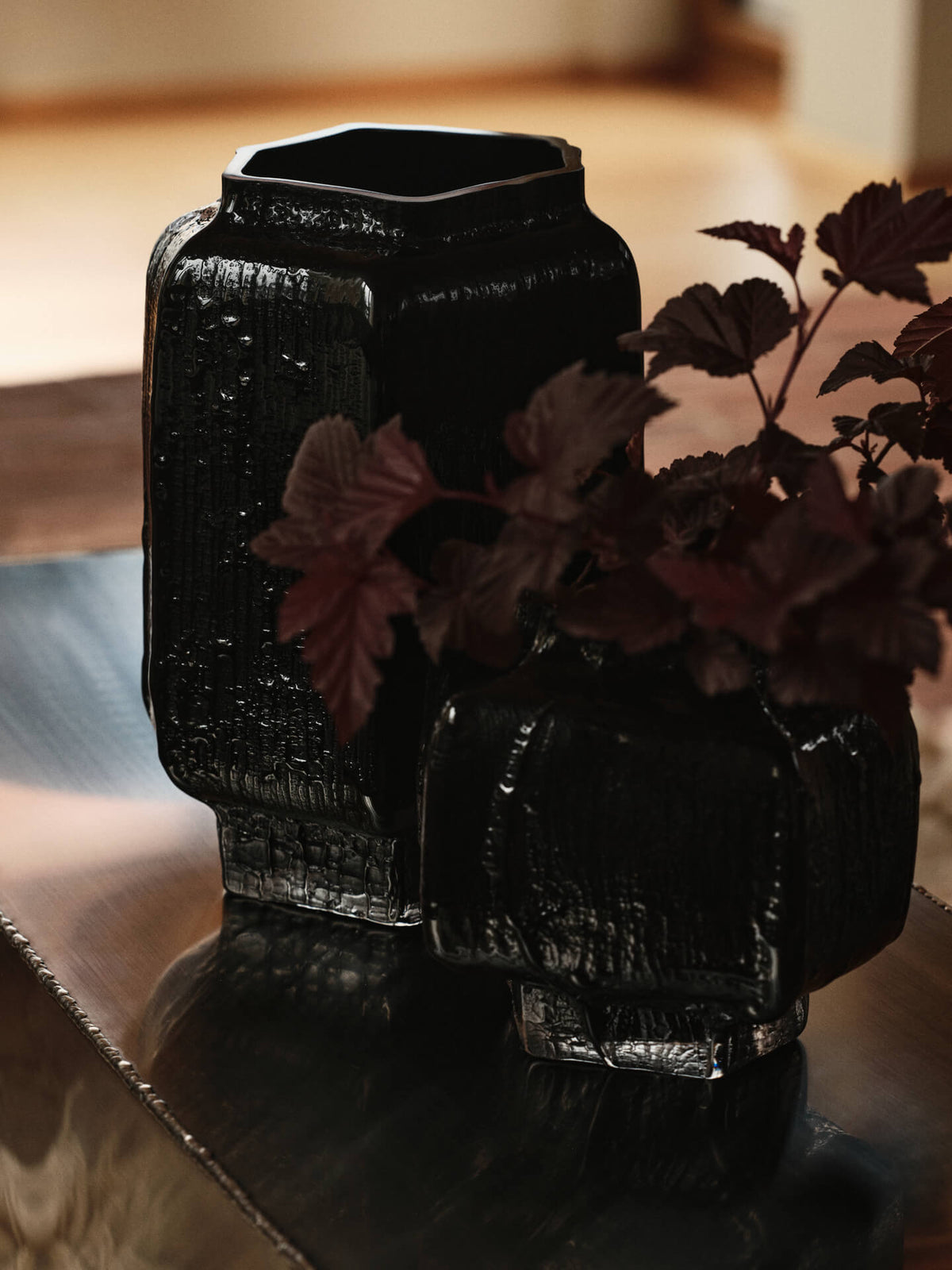 Vase en verre soufflé recyclé noir 25 cm Mokuri - Ferm Living - The Cool Republic